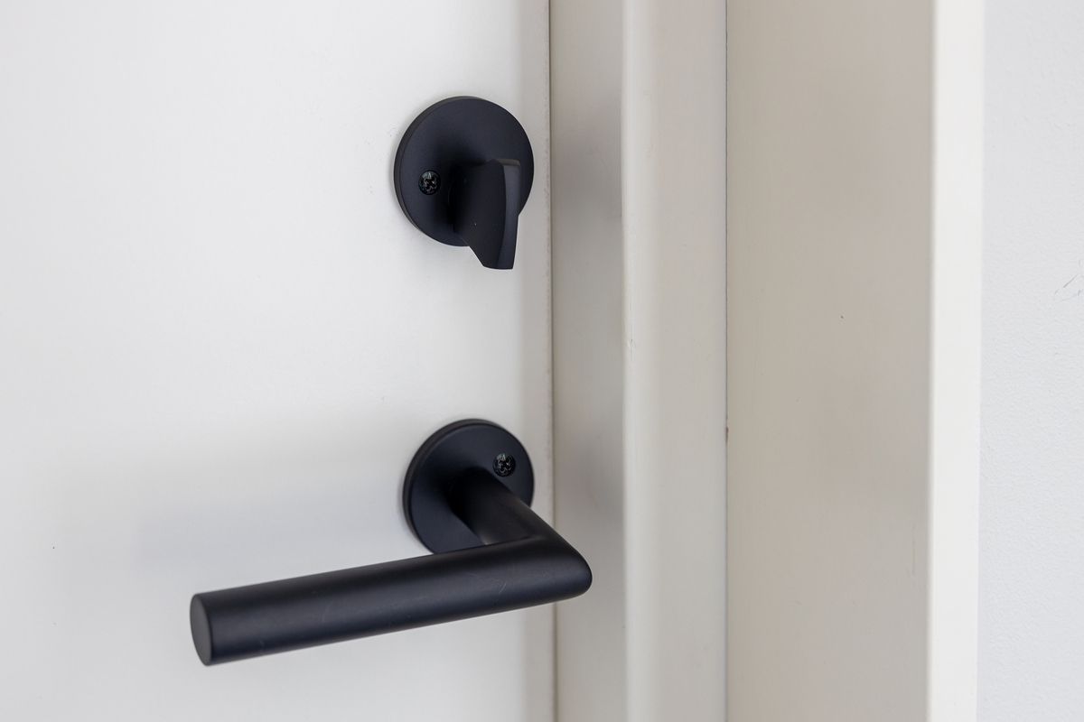 Ulko-ovenpainike Phoenix musta