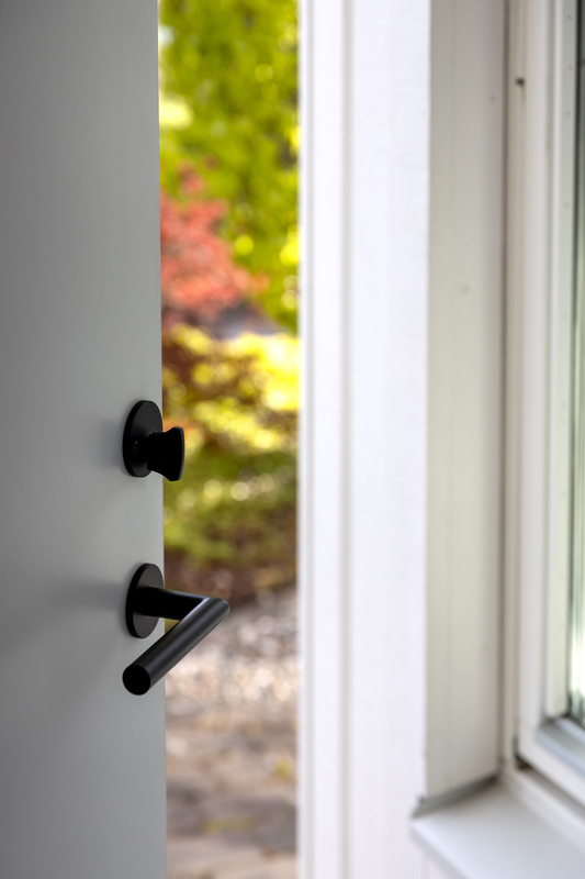 Ulko-ovenpainike Phoenix musta